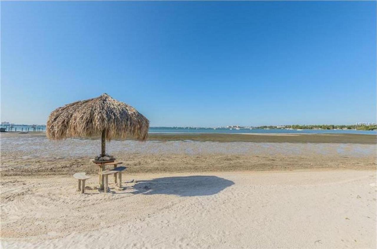 Two Bedroom Two Bath Family Condo - Sleeps Four - Unit B - Private Beach St. Petersburg Eksteriør bilde