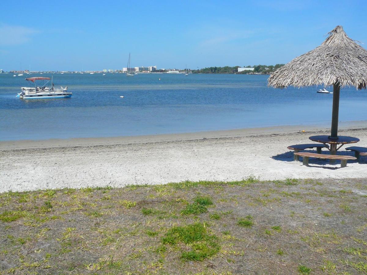 Two Bedroom Two Bath Family Condo - Sleeps Four - Unit B - Private Beach St. Petersburg Eksteriør bilde